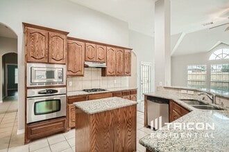 2710 Hawthorne Dr in Glenn Heights, TX - Building Photo - Building Photo