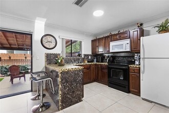 8360 NW 8th St in Miami, FL - Building Photo - Building Photo