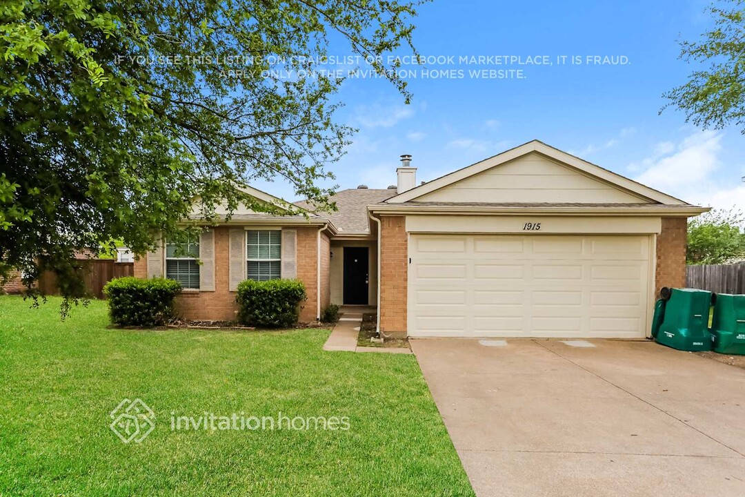 1915 Berkeley Dr in Red Oak, TX - Building Photo