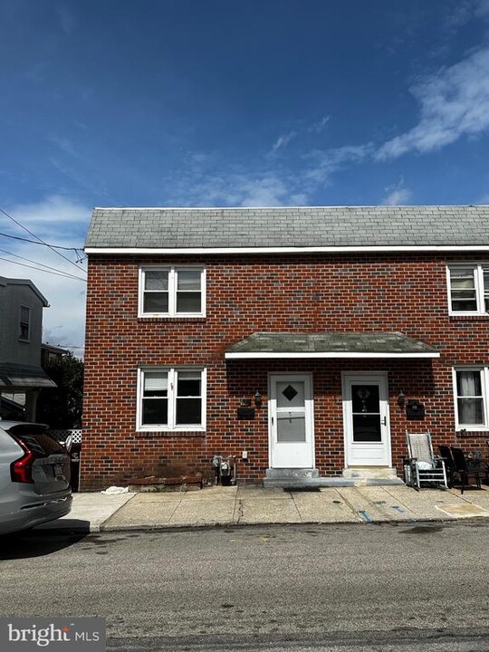 127 7th St in Bridgeport, PA - Foto de edificio