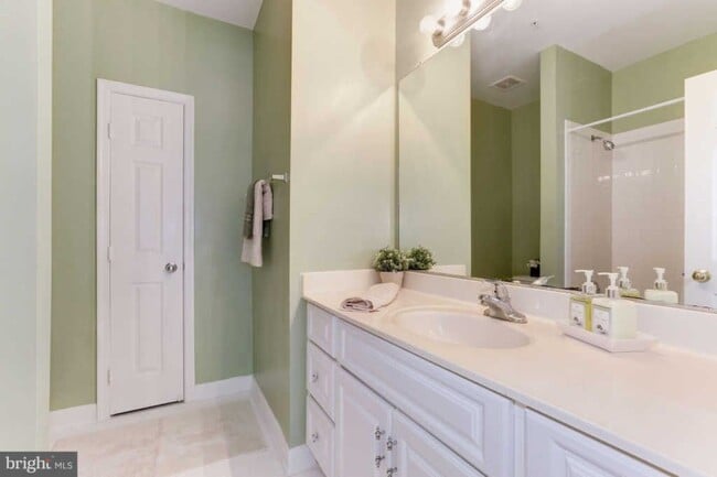 12903 Alton Sq, Unit 201 in Herndon, VA - Building Photo - Building Photo