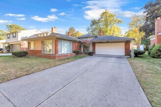 32725 Barkley St in Livonia, MI - Foto de edificio - Building Photo