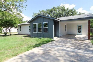 1100 Monte Vista Dr in Lockhart, TX - Building Photo