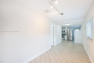 6695 SW 28th St in Miami, FL - Building Photo - Building Photo