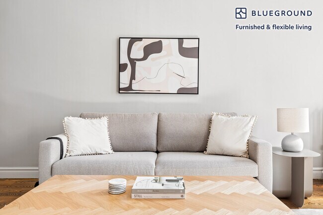 273 W 10th St in New York, NY - Building Photo - Building Photo