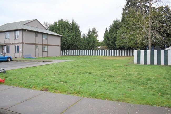 125 E Elmore St in Lebanon, OR - Building Photo - Building Photo
