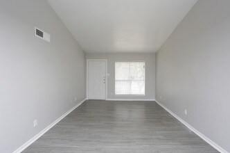 Buena Vista Apartments in Houston, TX - Building Photo - Interior Photo