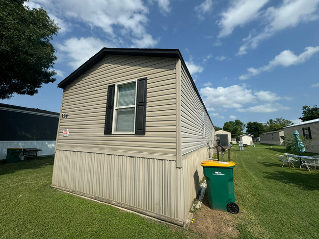 503 W Lower Line St in La Grange, TX - Building Photo - Building Photo