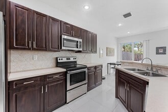 6289 Crescent Lake Way in Greenacres, FL - Foto de edificio - Building Photo