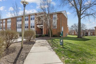 1970 Greenpoint Dr in Kirkwood, MO - Building Photo