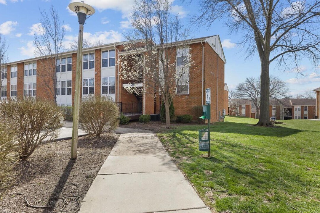 1970 Greenpoint Dr in Kirkwood, MO - Building Photo