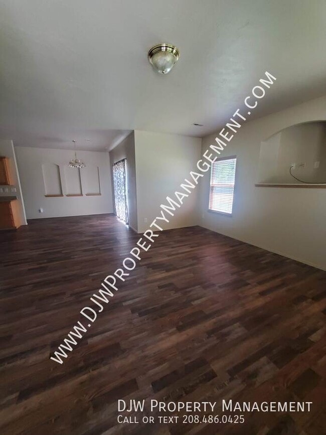 8460 W Salt Creek Ct in Boise, ID - Building Photo - Building Photo