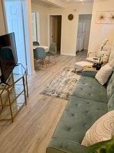 4704 MacArthur Blvd, Unit B in Oakland, CA - Building Photo - Building Photo