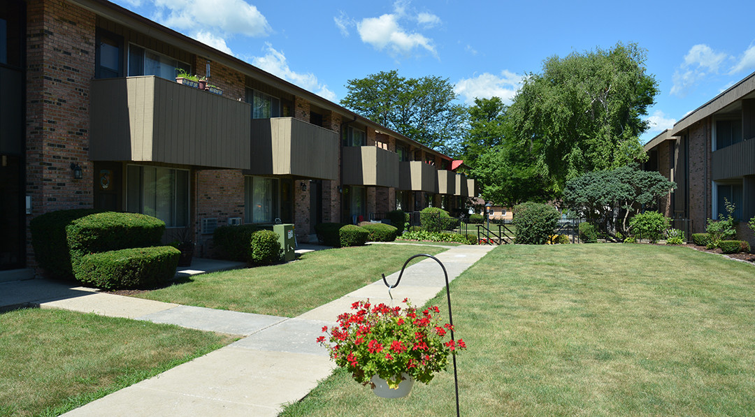 Lisbon Court in Milwaukee, WI - Building Photo