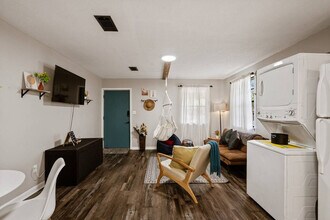 2001 N 61st Ave in Pensacola, FL - Foto de edificio - Building Photo