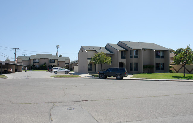 Fashion Park Apartments in Oxnard, CA - Building Photo - Building Photo