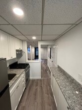 11 Myrtle St, Unit B in Boston, MA - Building Photo - Building Photo