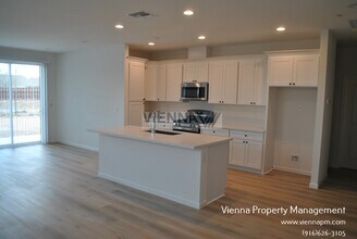 501 Fox Hunt Wy in Rio Linda, CA - Building Photo - Building Photo