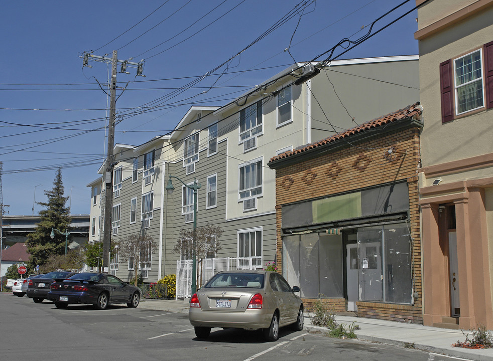 Carquinez Vista Manor in Crockett, CA - Building Photo