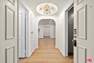 8455 Fountain Ave in West Hollywood, CA - Building Photo