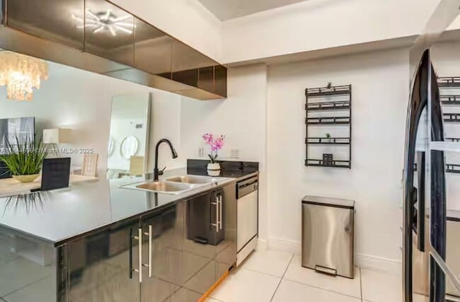 1750 N Bayshore Dr in Miami, FL - Building Photo - Building Photo