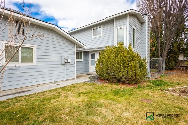 3286 W Sugar Creek Dr in Meridian, ID - Building Photo - Building Photo