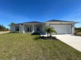 3919 NE 12th Ave in Cape Coral, FL - Building Photo