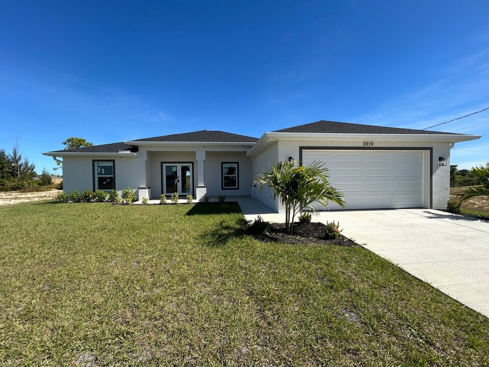 3919 NE 12th Ave in Cape Coral, FL - Building Photo