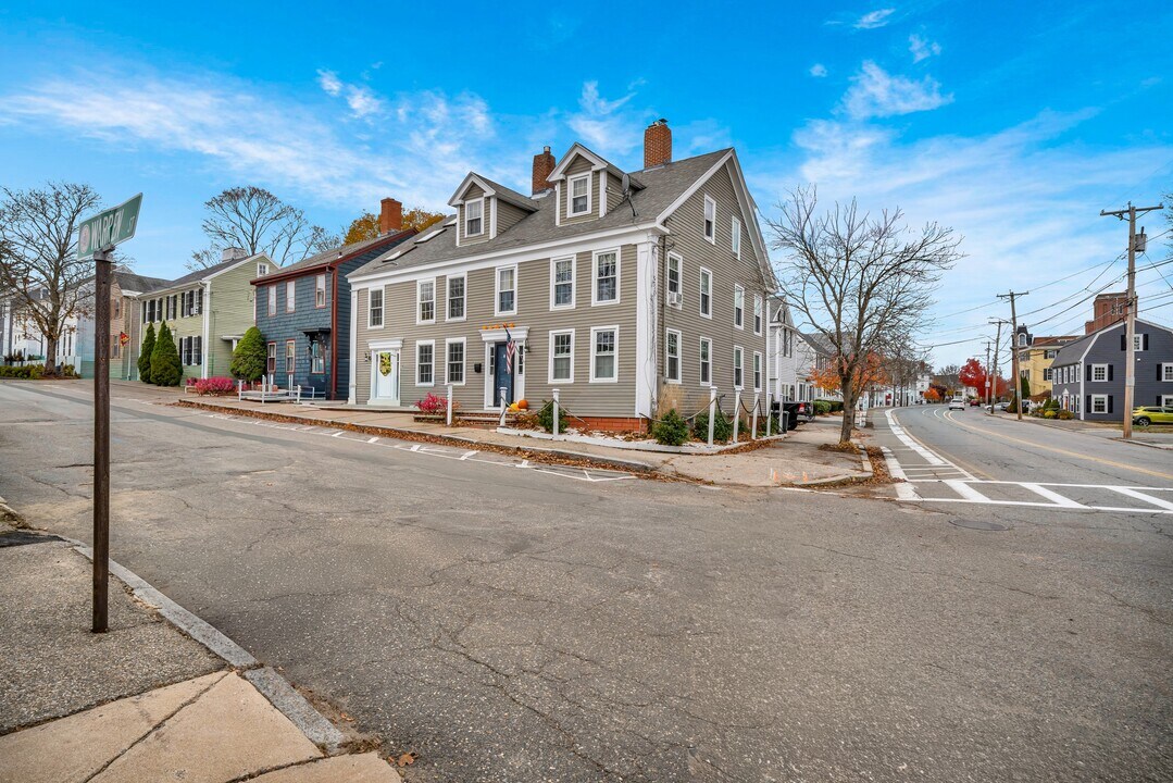 4 Warren St in Newburyport, MA - Building Photo