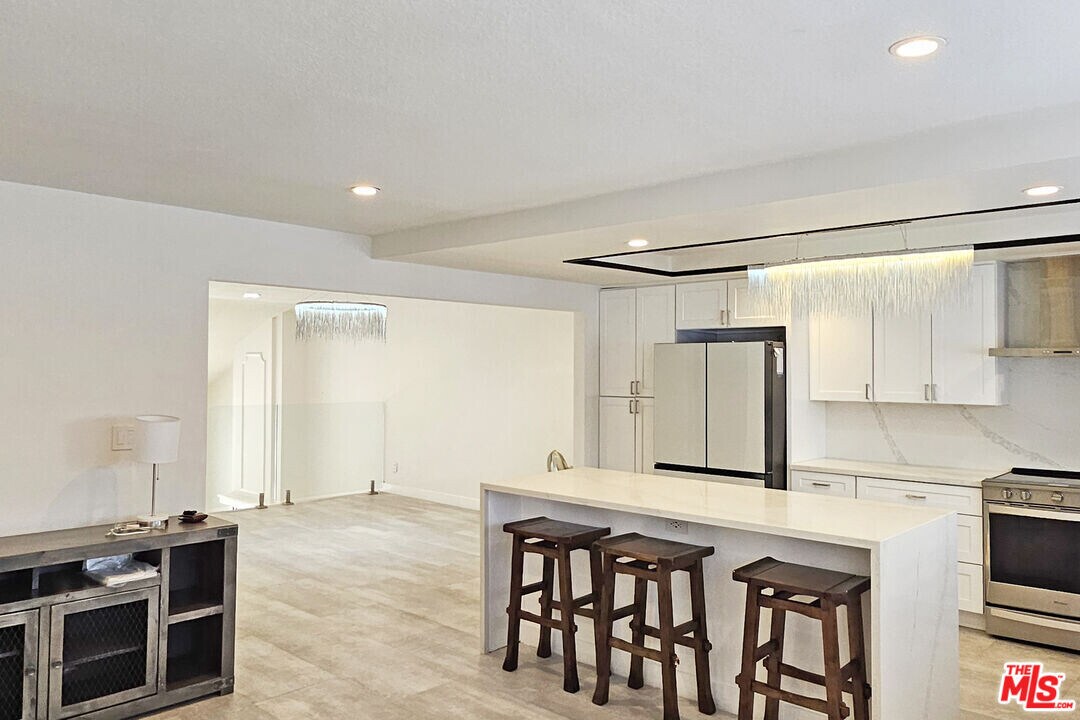 18130 Oxnard St in Los Angeles, CA - Building Photo