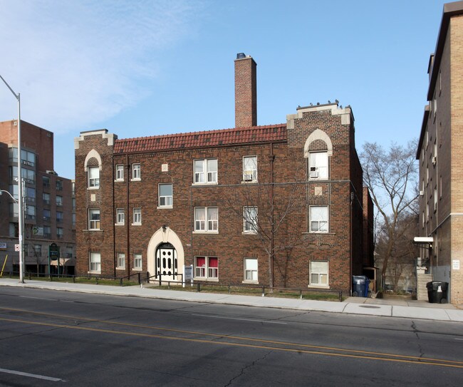 2010 Bloor St W in Toronto, ON - Building Photo - Building Photo