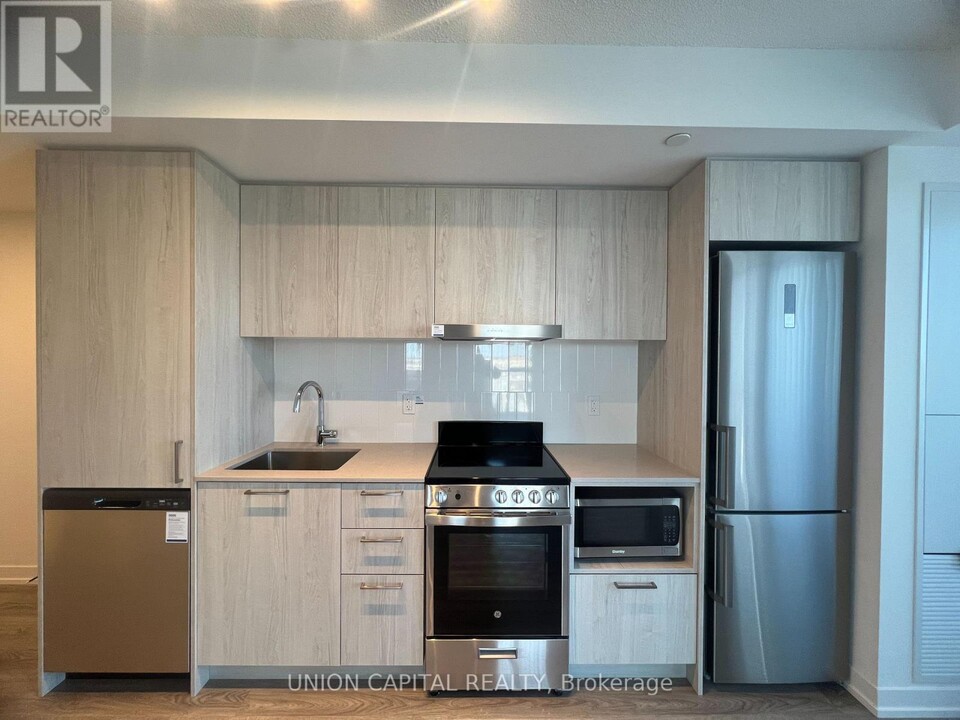 195-1195 Commerce St in Vaughan, ON - Building Photo