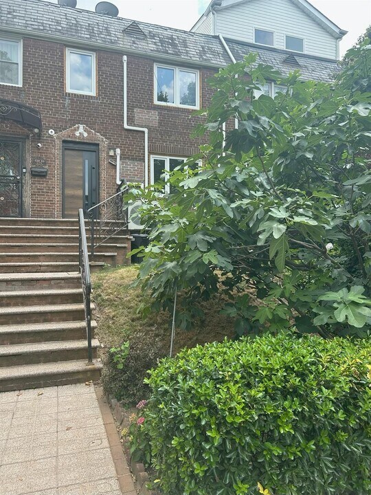150-08 77th Ave in Queens, NY - Building Photo