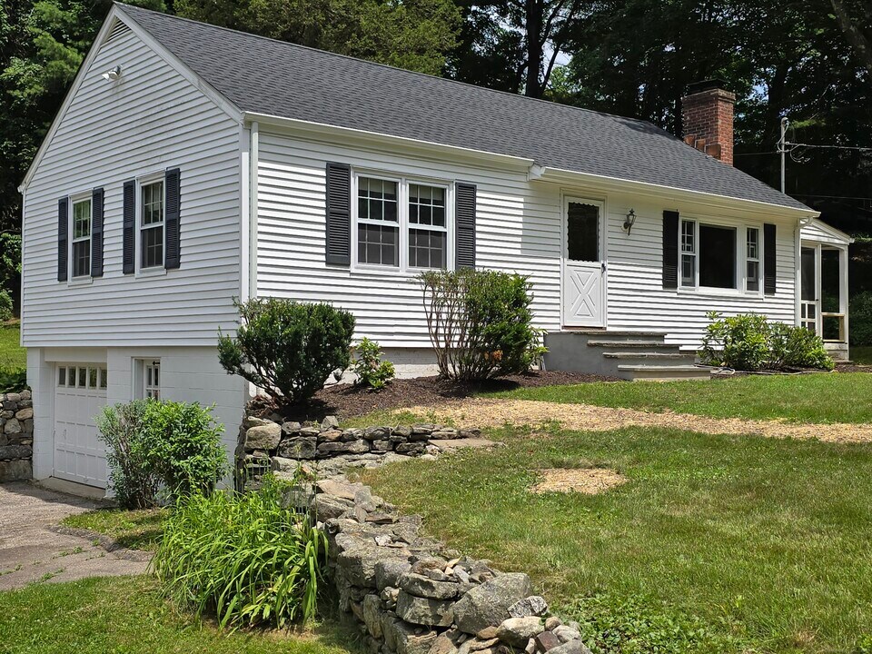 58 Old Hawleyville Rd in Newtown, CT - Building Photo