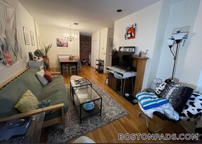 102 Gainsborough St in Boston, MA - Building Photo