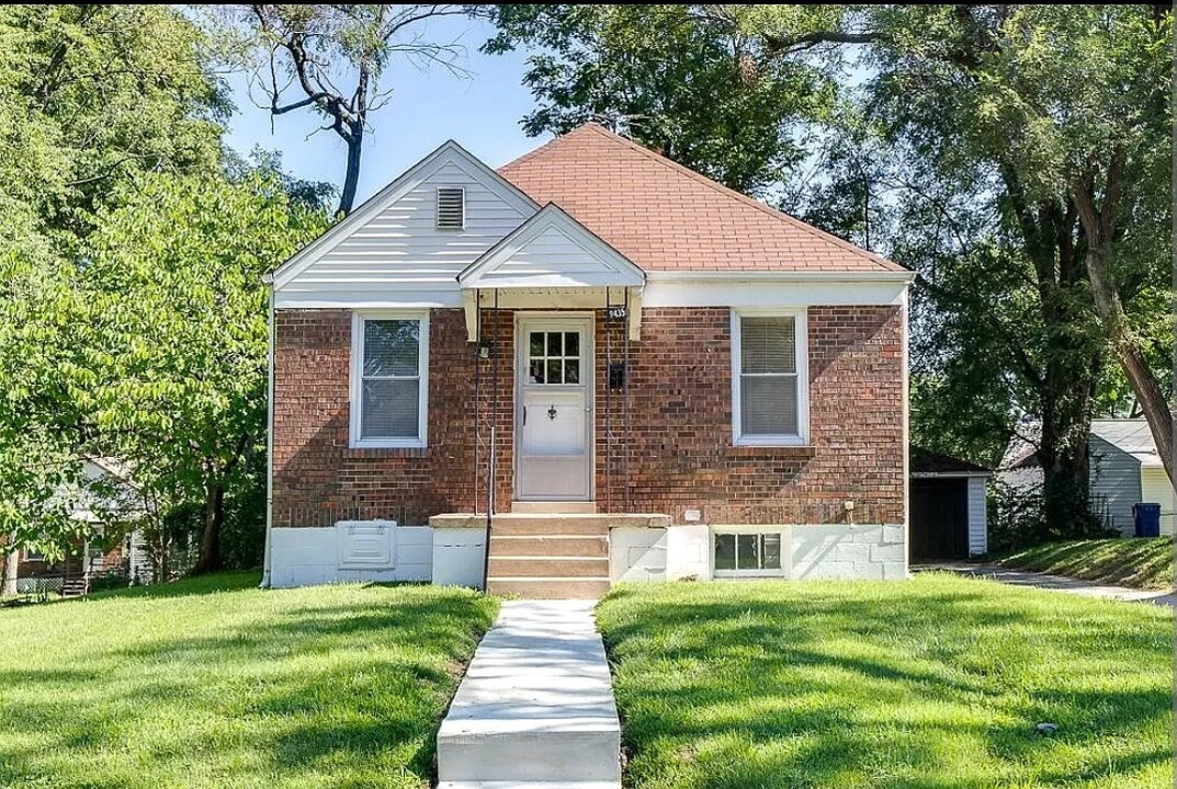 9435 Bataan Dr in St. Louis, MO - Foto de edificio