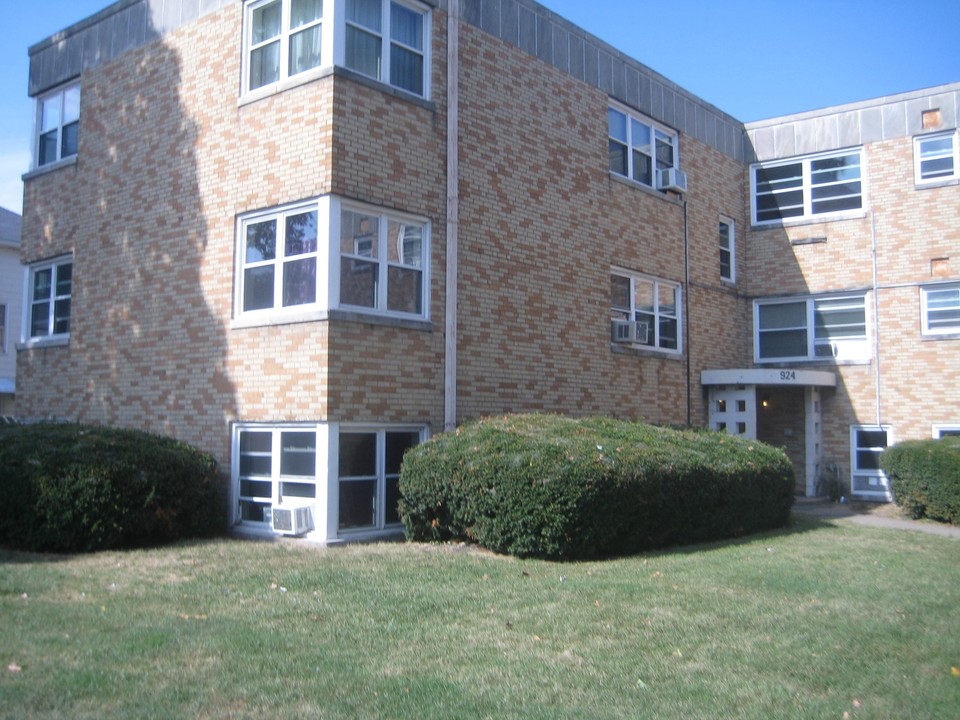 Shire and Rivendell Apartments in Bettendorf, IA - Building Photo