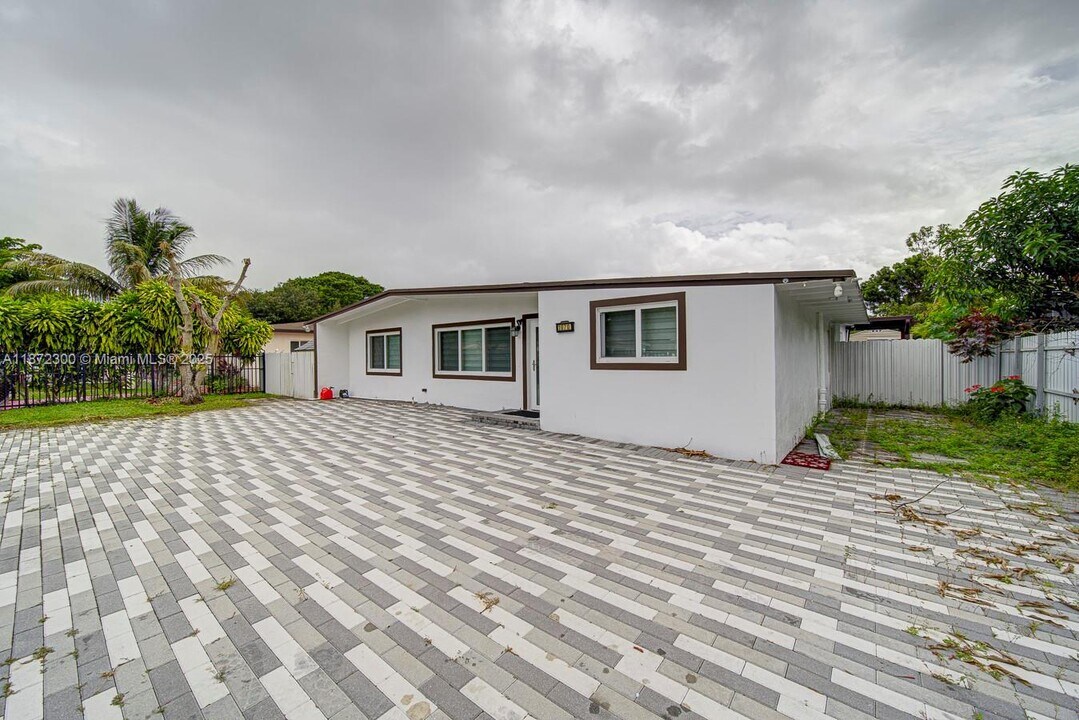 1070 NW 132nd St in North Miami, FL - Building Photo