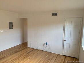 15 Sidonia Ave-Unit -B in Coral Gables, FL - Foto de edificio - Building Photo