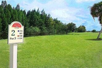 53 Woodland Dr, Unit 105 in Vero Beach, FL - Foto de edificio - Building Photo