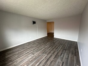 25 Log St in Manchester, NH - Building Photo - Building Photo