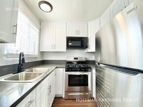 1661 N Bronson Ave, Unit 6 in Los Angeles, CA - Foto de edificio - Building Photo