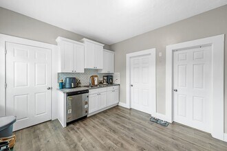 1276 W 67th St, Unit B in Cleveland, OH - Foto de edificio - Building Photo