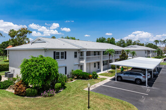 Lake Lawn Condominiums in Ft. Myers, FL - Building Photo - Building Photo