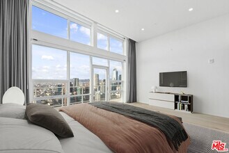 230 W Olympic Blvd in Los Angeles, CA - Foto de edificio - Building Photo