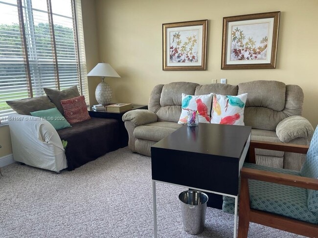 555 Oaks Ln in Pompano Beach, FL - Building Photo - Building Photo