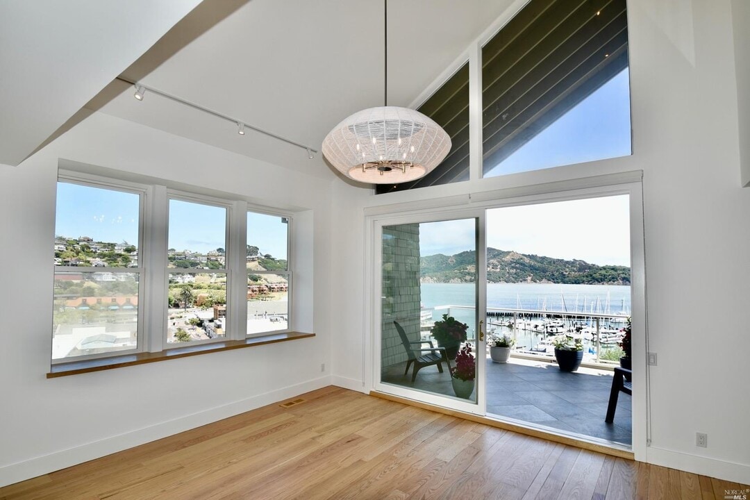 73 Eastview Ave in Tiburon, CA - Building Photo