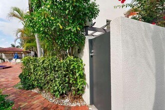4732 SW 67th Ave in Miami, FL - Building Photo - Building Photo