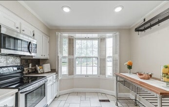 6813 Indian Run Ct in Annandale, VA - Building Photo - Building Photo