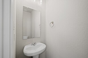 831 Red Oakland Dr in Houston, TX - Building Photo